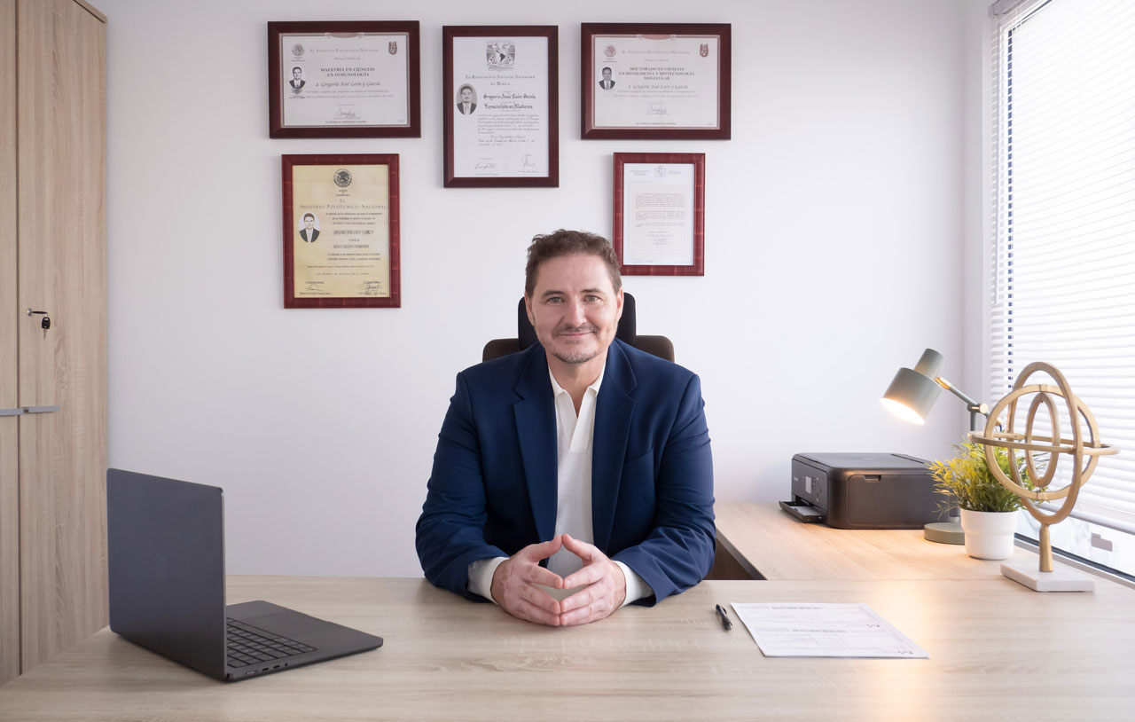 Dr. Gregorio León en su consulta médica, especialista en el tratamiento de la incontinencia fecal