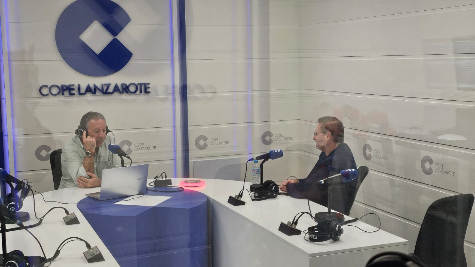 Dr. Gregorio León durante su entrevista en COPE Lanzarote sobre enfermedades crónicas en Lanzarote